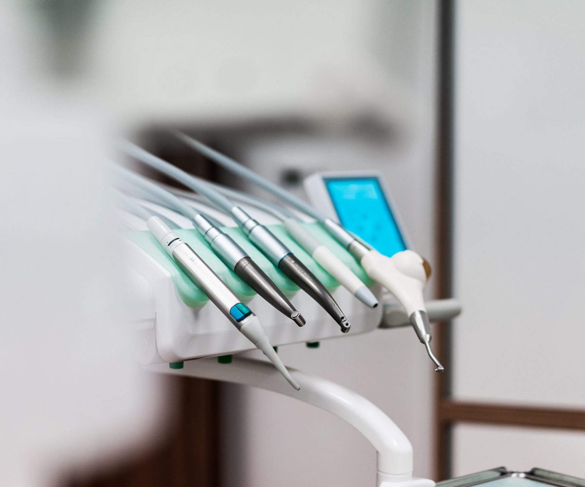 dental-tool-station-with-drills-and-instruments-in-dentist-office_free_stock_photos_picjumbo_DSC05304-2210x1473